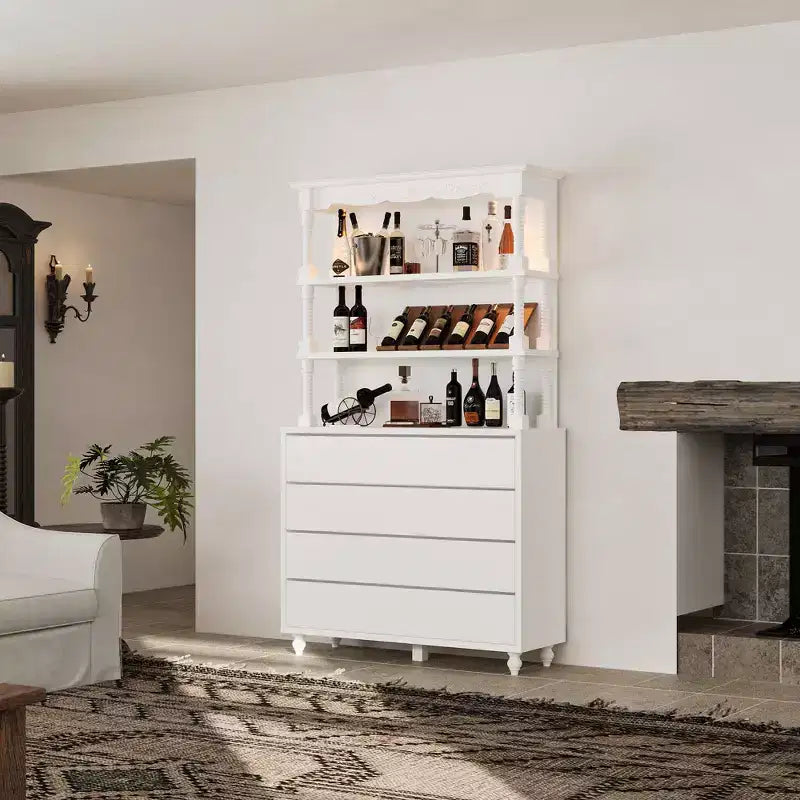Meuble à liqueur blanc vintage avec étagères en verre trempé, 4 tiroirs et casier à vin avec éclairage LED, armoire de bar multi-rangements et vitrine