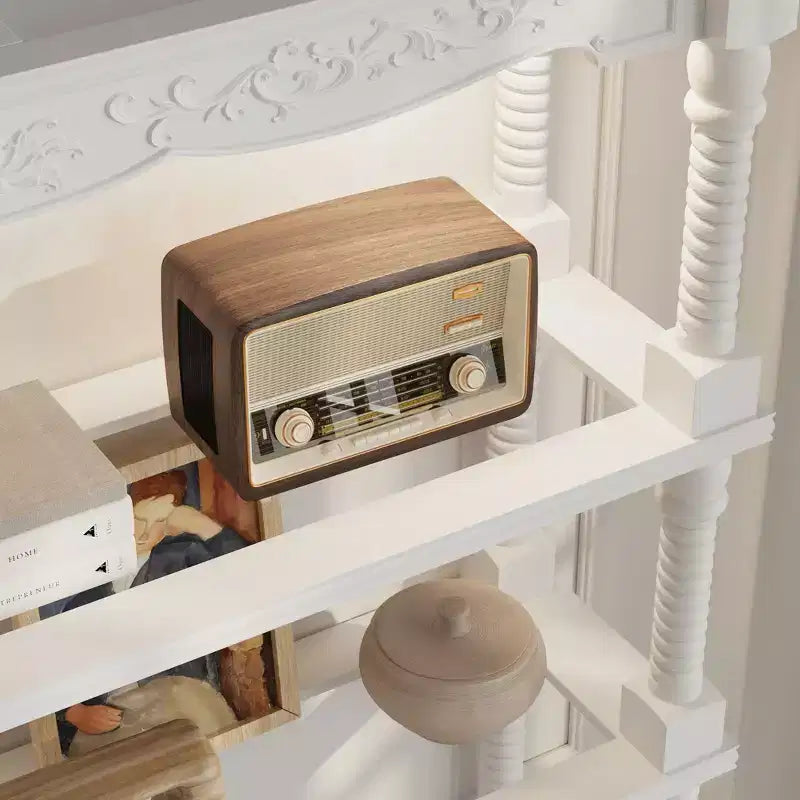 Meuble à liqueur blanc vintage avec étagères en verre trempé, 4 tiroirs et casier à vin avec éclairage LED, armoire de bar multi-rangements et vitrine