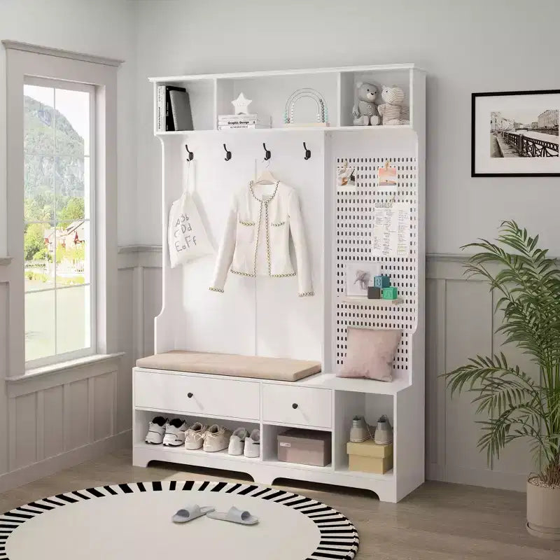 Meuble d'entrée multifonctionnel avec banc rembourré en lin amovible, porte-manteaux à 4 crochets, étagères de rangement et panneau perforé DIY pour couloir, blanc
