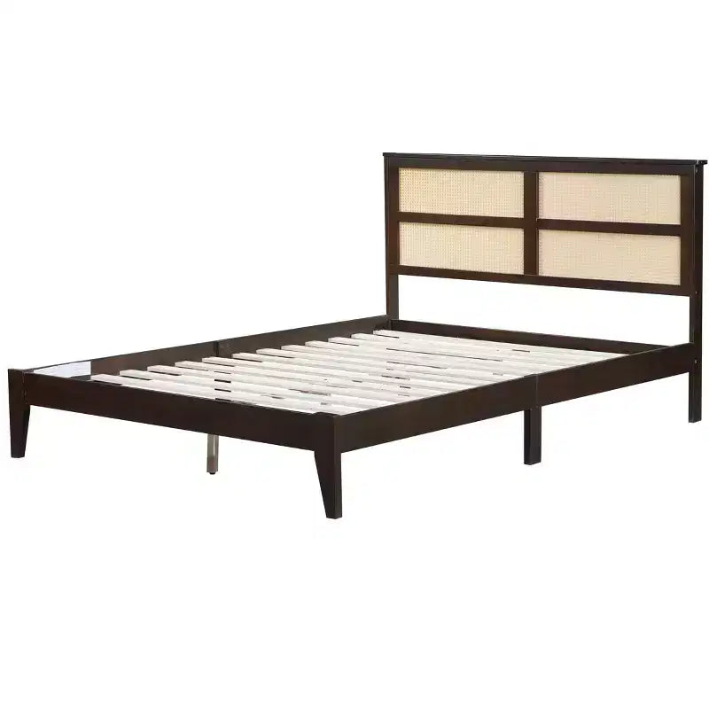 Lit en bois d'hévéa avec tête de lit en rotin et pieds de soutien pour chambre à coucher