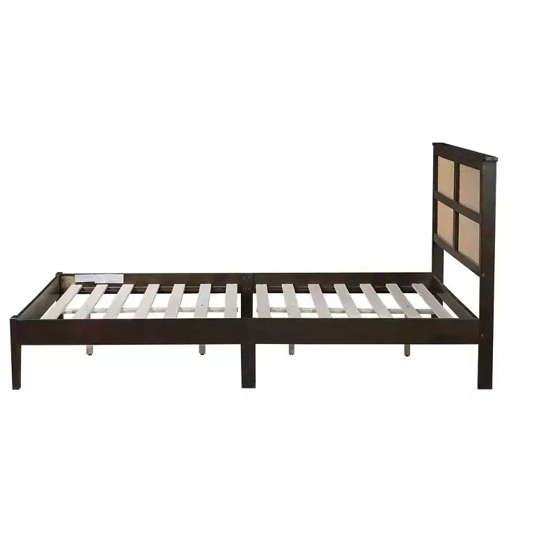 Lit en bois d'hévéa avec tête de lit en rotin et pieds de soutien pour chambre à coucher