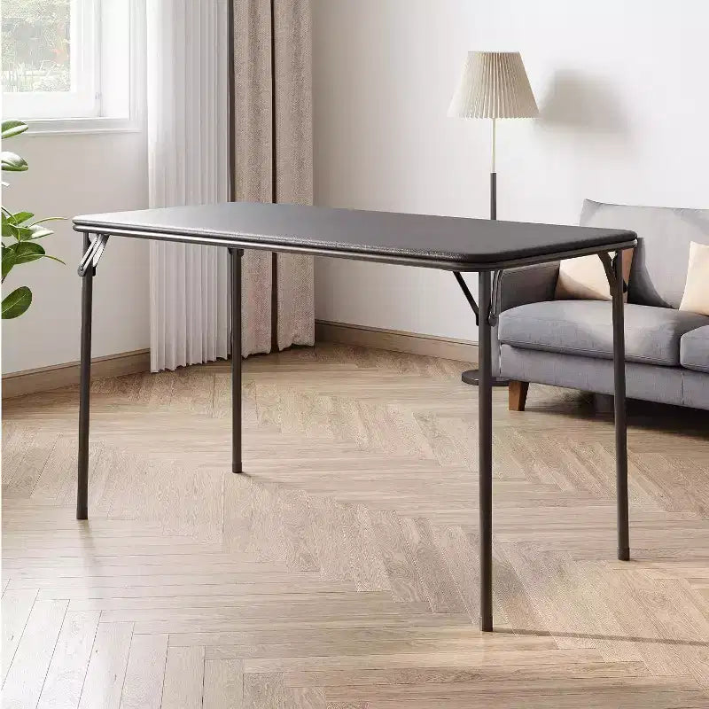 Table rectangulaire pliante portable avec surface en cuir PU, cadre métallique robuste, pieds antidérapants, résistante aux marques et aux éraflures.
