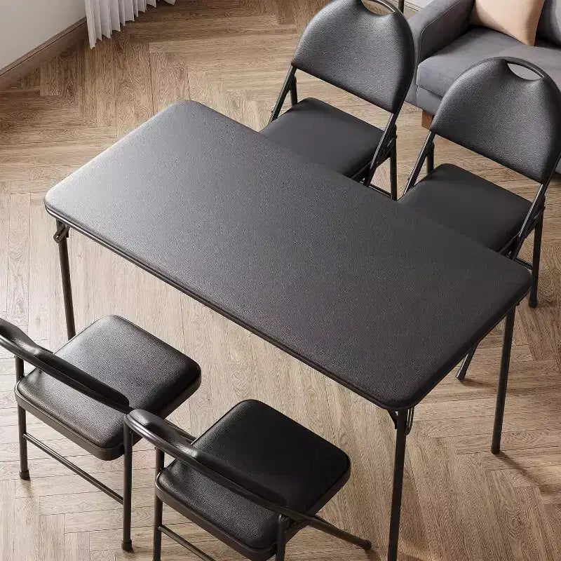 Table rectangulaire pliante portable avec surface en cuir PU, cadre métallique robuste, pieds antidérapants, résistante aux marques et aux éraflures.