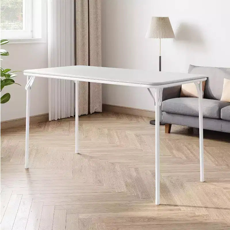 Table rectangulaire pliante portable avec surface en cuir PU, cadre métallique robuste, pieds antidérapants, résistante aux marques et aux éraflures.