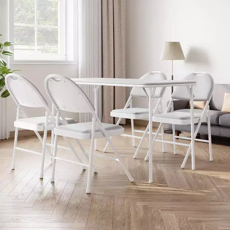 Table rectangulaire pliante portable avec surface en cuir PU, cadre métallique robuste, pieds antidérapants, résistante aux marques et aux éraflures.