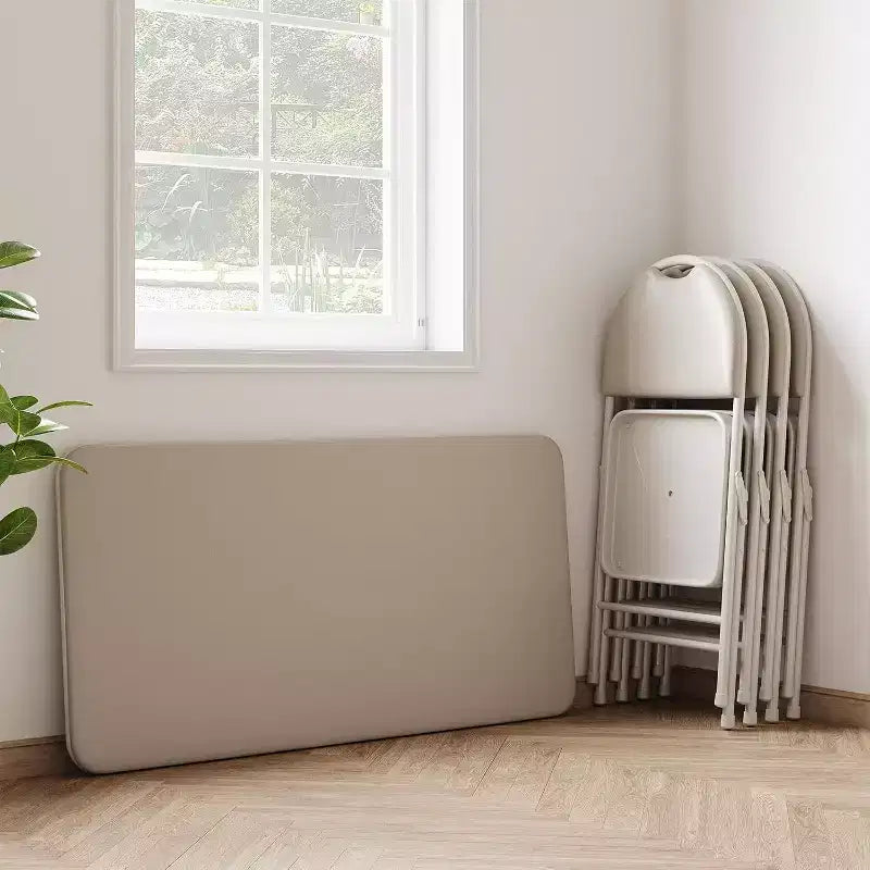 Table rectangulaire pliante portable avec surface en cuir PU, cadre métallique robuste, pieds antidérapants, résistante aux marques et aux éraflures.