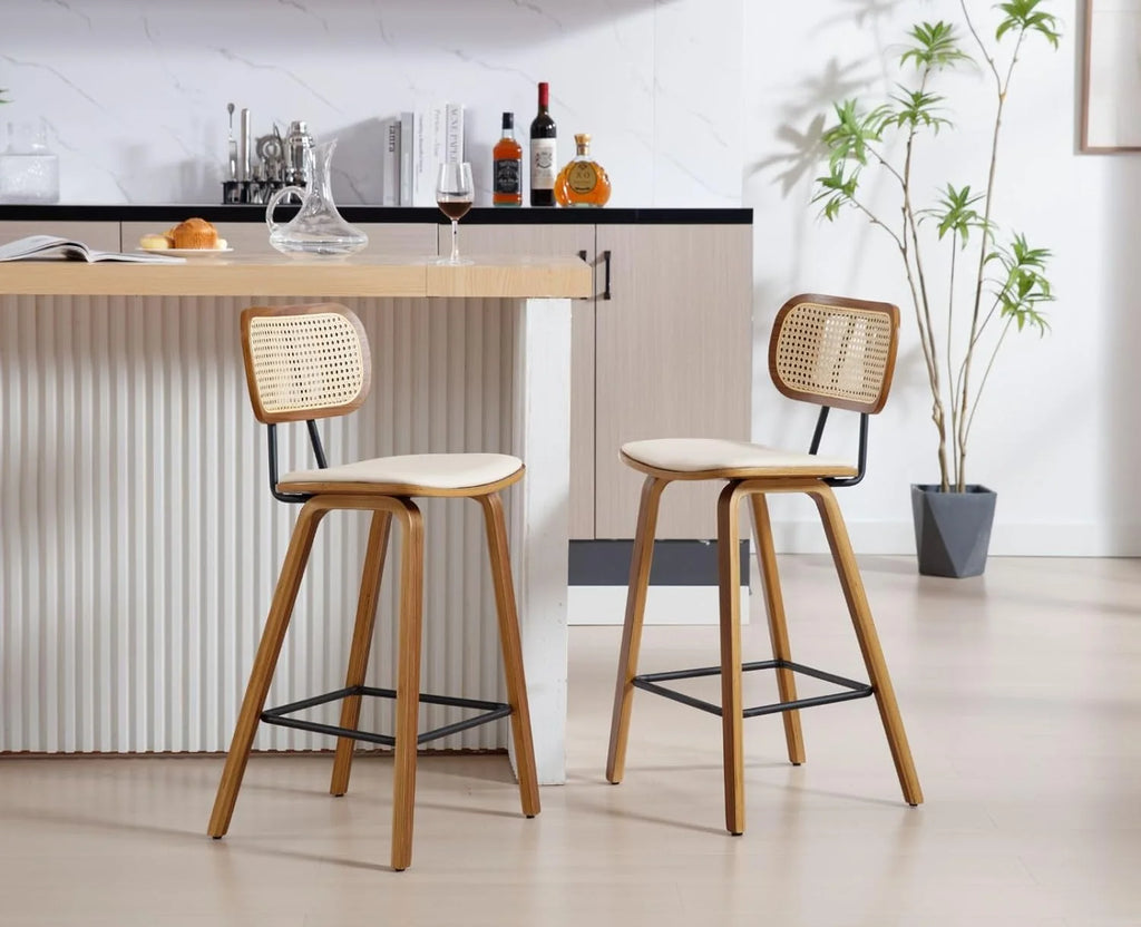 Tabourets de bar en rotin et bois - ensemble de deux pièces, avec coussins en cuir PU, beige