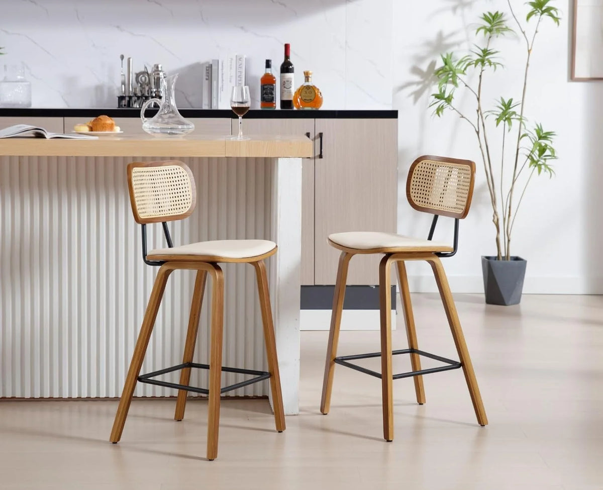 Tabourets de bar en rotin et bois - ensemble de deux pièces, avec coussins en cuir PU, beige