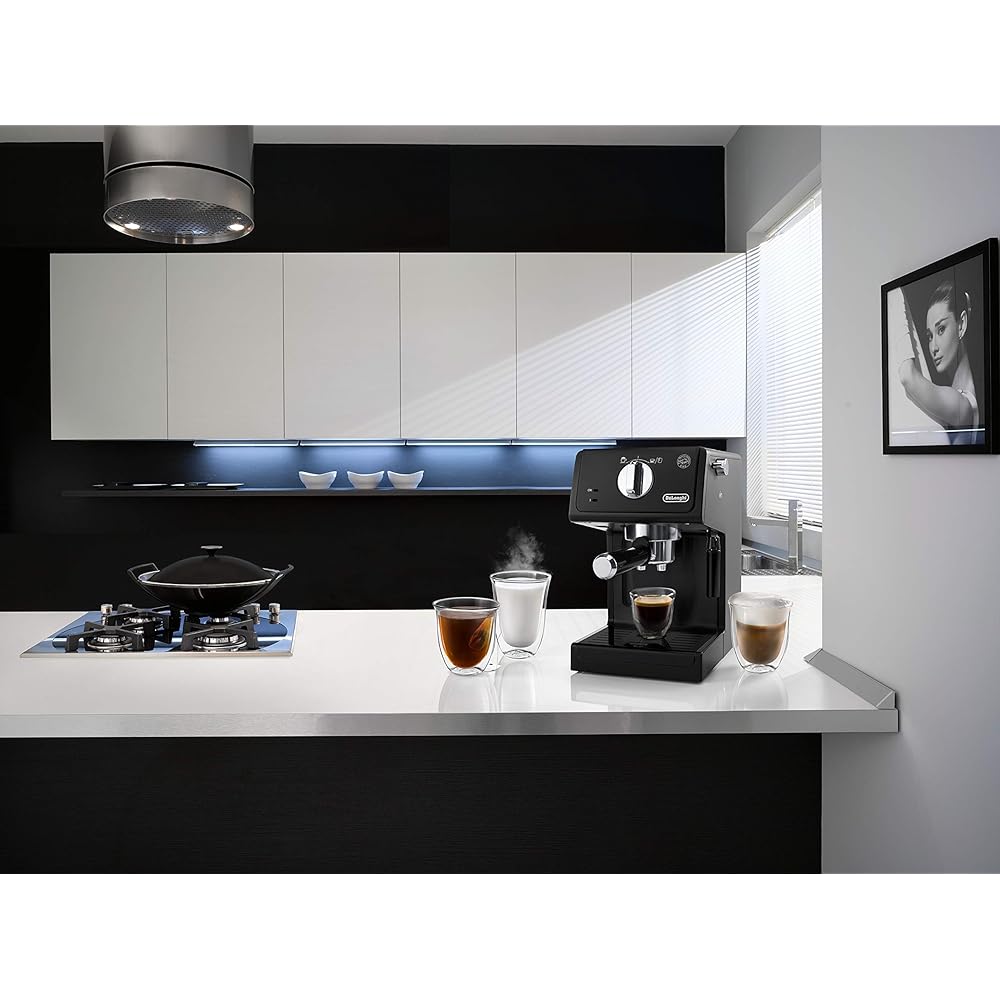 De'Longhi Machine à expresso ECP 31.21 | Porte-filtre avec finition aluminium | Buse de mousse de lait | 1 ou 2 tasses Espresso | Convient également pour les dosettes | Noir : Cuisine et Maison