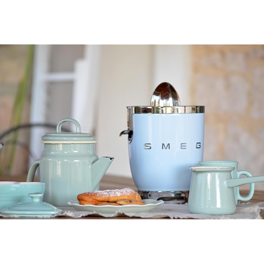 Smeg, Presse Agrumes Électrique CJF11PBEU, Mise en Marche Automatique à Pression, Bec Anti-goutte et Cône Universel, Base Antidérapante, Range Cordon Intégré, 70W, Bleur Azur : Cuisine et Maison