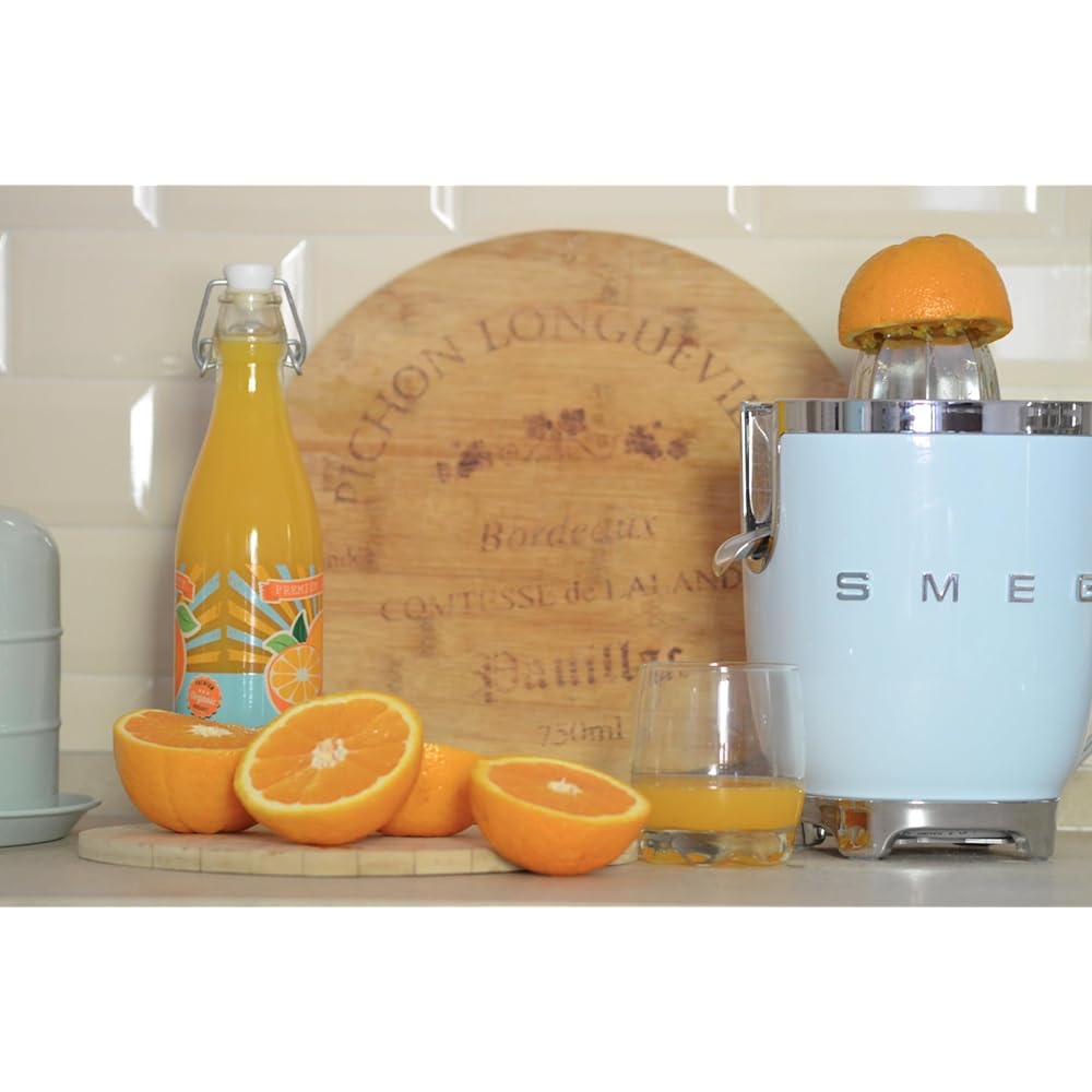 Smeg, Presse Agrumes Électrique CJF11PBEU, Mise en Marche Automatique à Pression, Bec Anti-goutte et Cône Universel, Base Antidérapante, Range Cordon Intégré, 70W, Bleur Azur : Cuisine et Maison